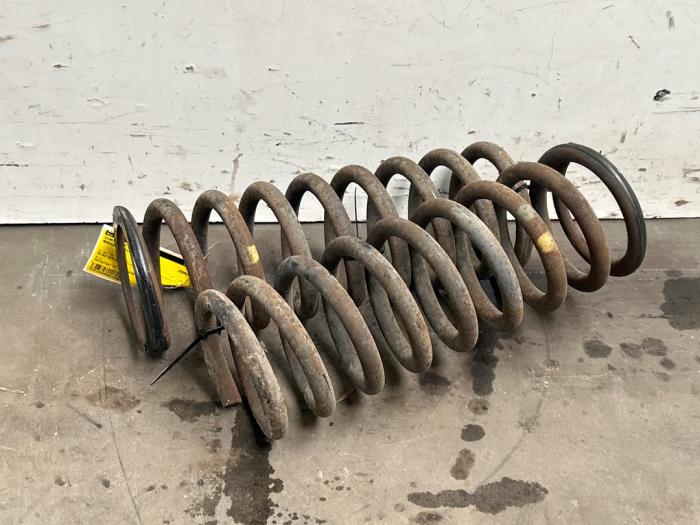 Muelle helicoidal detrás Mercedes S-Klasse