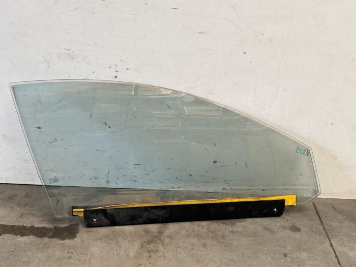 Szyba drzwi prawych przednich wersja 4-drzwiowa Mercedes A-Klasse