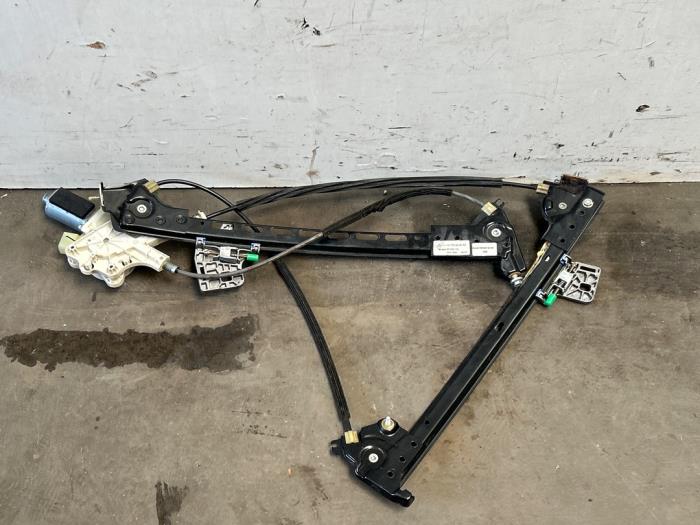Mechanizm szyby prawej przedniej wersja 2-drzwiowa Mercedes A-Klasse