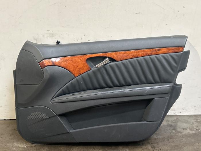 Tapicerka drzwi prawych przednich wersja 4-drzwiowa Mercedes E-Klasse