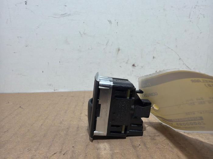 Przelacznik elektrycznej szyby Mercedes GLA