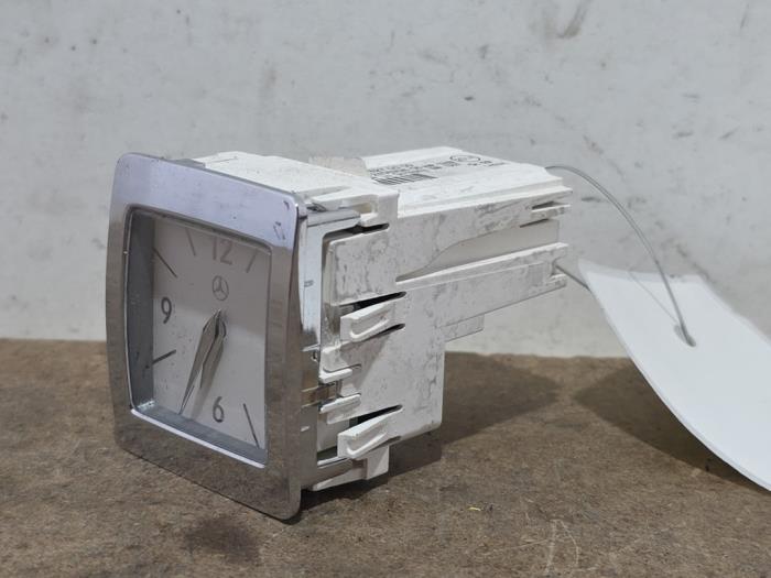 Uhr Mercedes E-Klasse