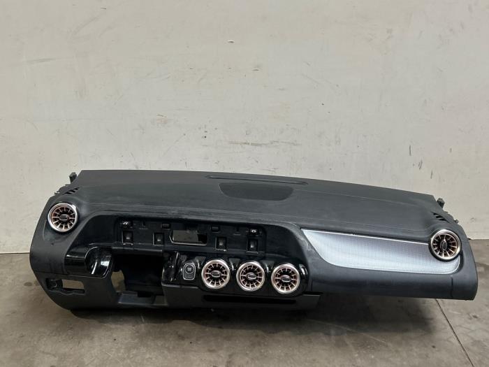 Dashboard Mercedes EQA