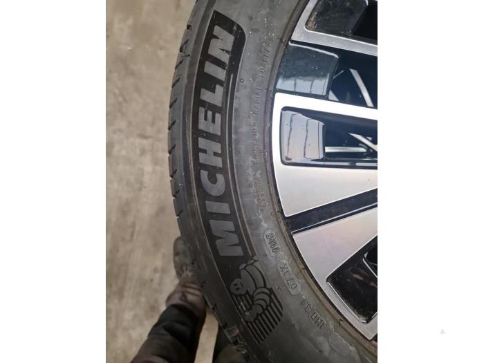 Velgen set + banden Mercedes EQA