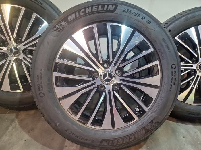 Velgen set + banden Mercedes EQA