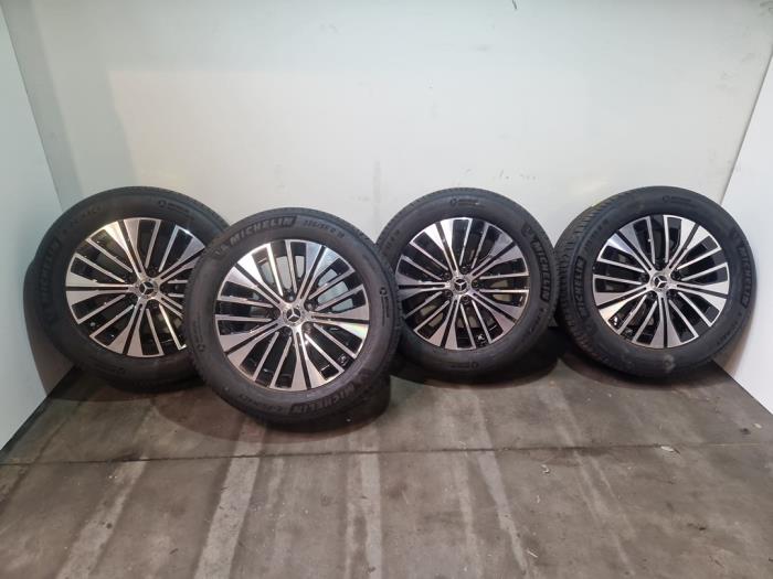 Velgen set + banden Mercedes EQA