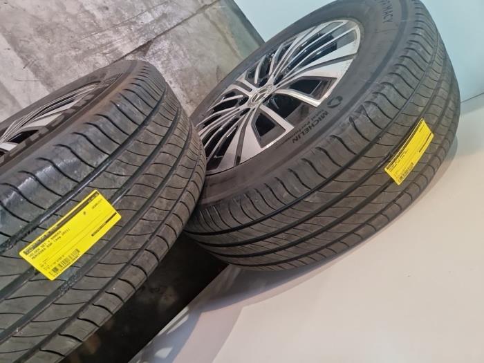Velgen set + banden Mercedes EQA