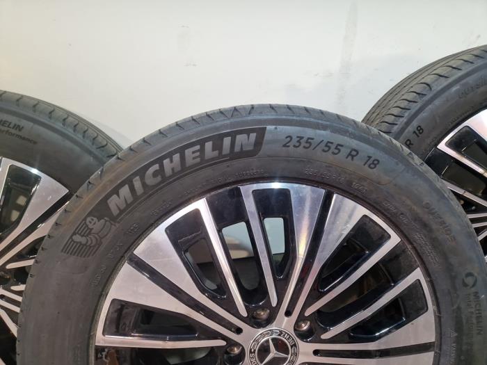 Velgen set + banden Mercedes EQA