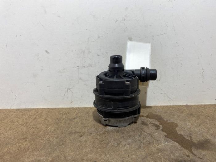 Water pump Mercedes EQA