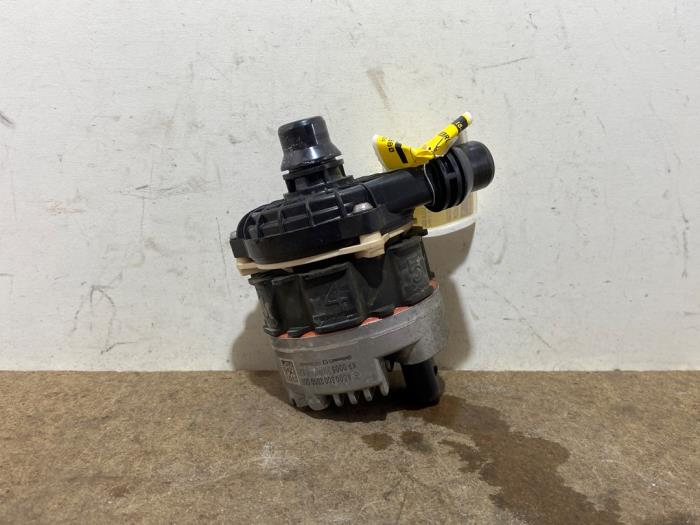 Water pump Mercedes EQA