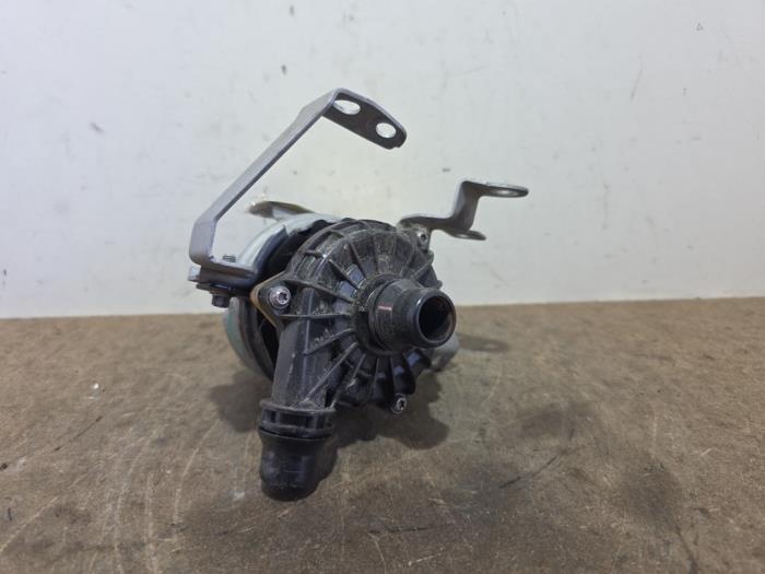 Water pump Mercedes EQA