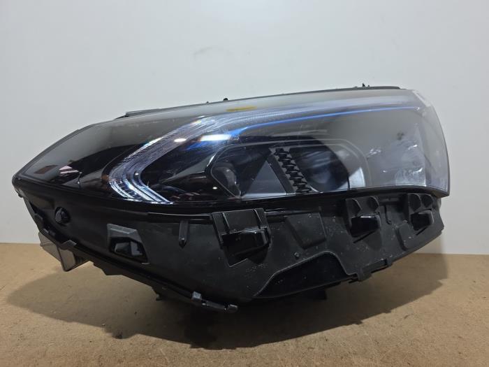 Reflektor prawy Mercedes EQB