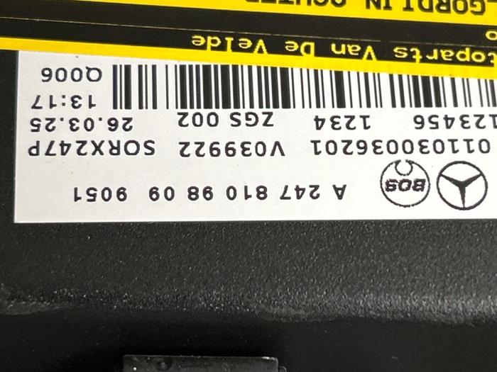 Rolgordijn achter Mercedes EQB