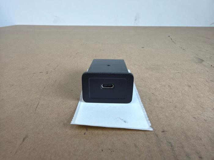 Zlacze AUX/USB Mercedes EQB
