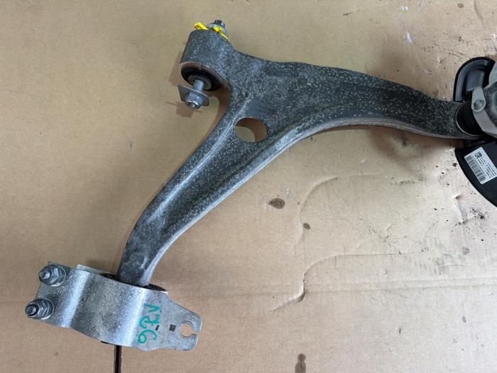 Knuckle, front right Mercedes EQB