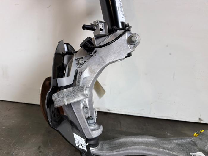 Knuckle, front left Mercedes GLA