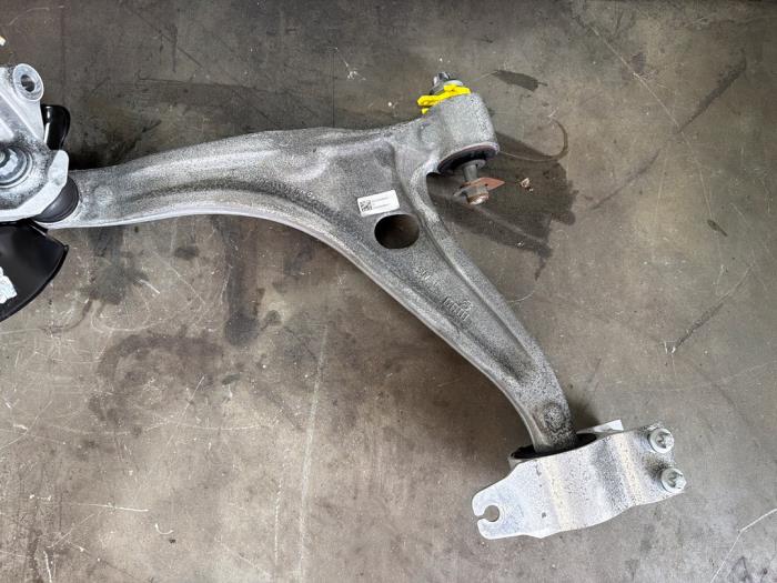 Knuckle, front left Mercedes GLA