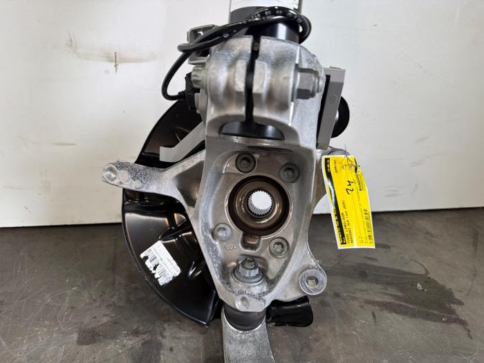 Knuckle, front left Mercedes GLA