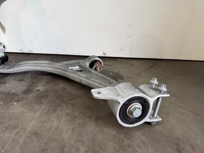 Knuckle, front left Mercedes GLA