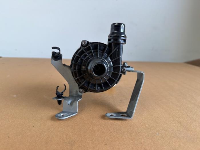 Water pump Mercedes EQA