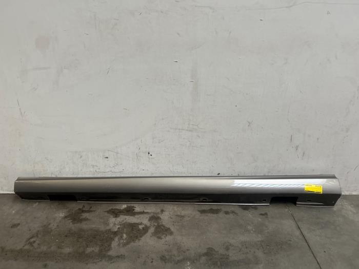 Dorpel links Mercedes B-Klasse