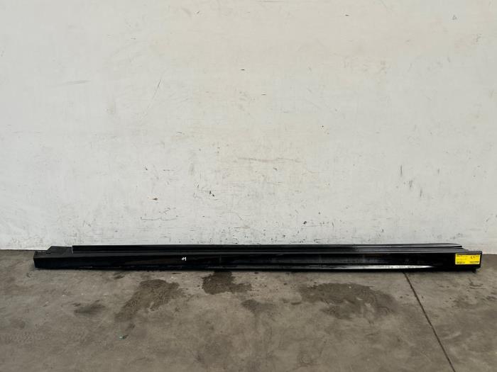 Sill, left Mercedes CLA