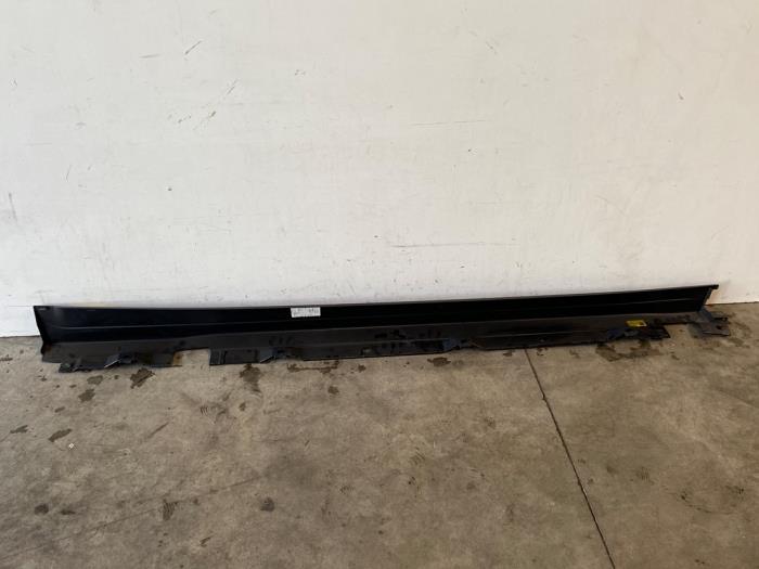 Dorpel links Mercedes EQB