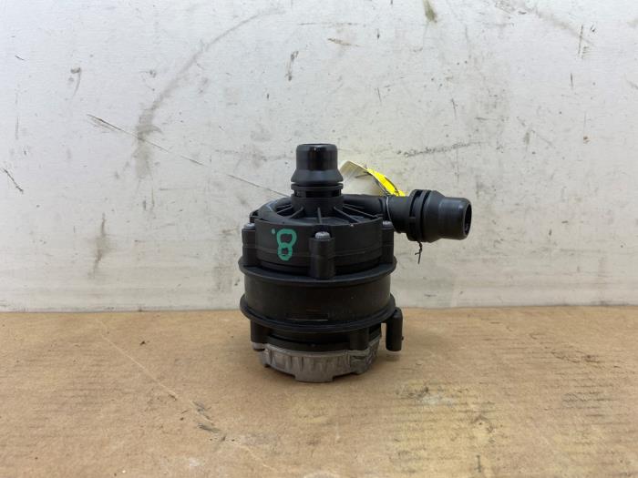 Water pump Mercedes EQB