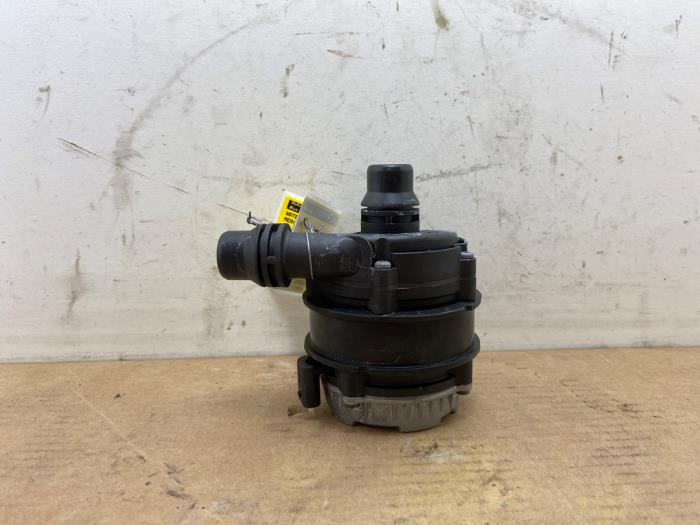 Water pump Mercedes EQB