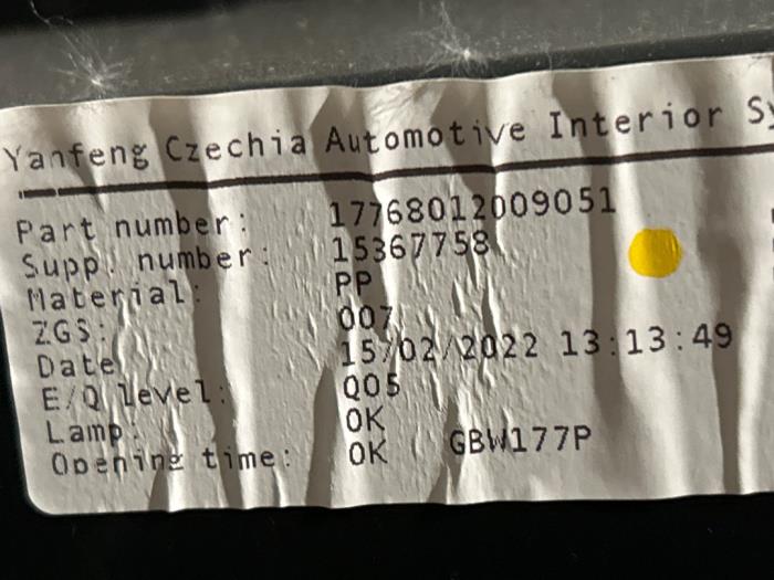 Schowek w desce rozdzielczej Mercedes CLA