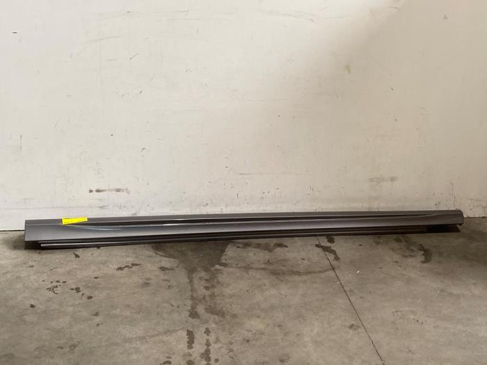 Dorpel links Mercedes B-Klasse