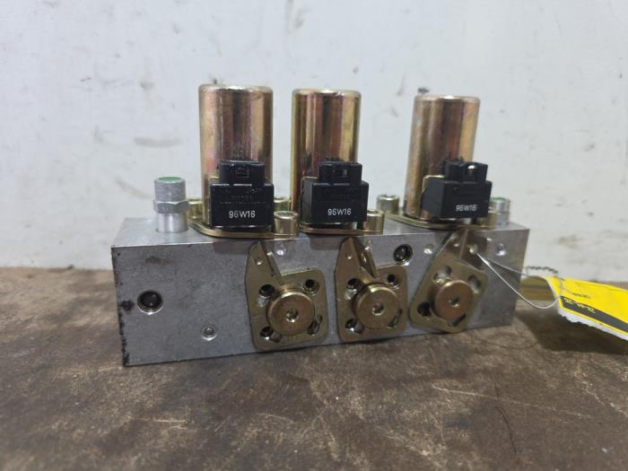 Hydraulic valve unit Mercedes SL