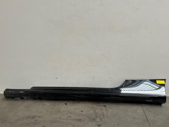 Dorpel links Mercedes C-Klasse