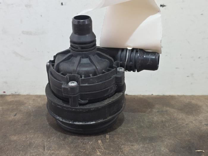 Extra waterpomp Mercedes EQE