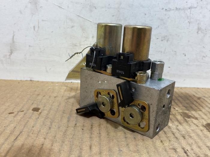 Hydraulic valve unit Mercedes SL