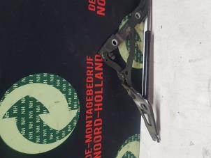 Gebruikte Achterklep Scharnier BMW 3-Serie Prijs € 20,00 Margeregeling aangeboden door Demontagebedrijf Noord-Holland