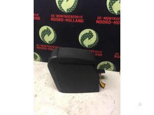 Gebruikte Armsteun Volkswagen Golf VI (5K1) 1.4 TSI 160 16V Prijs € 60,00 Margeregeling aangeboden door Demontagebedrijf Noord-Holland