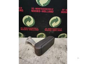 Gebruikte Armleuning Mercedes A-Klasse Prijs € 30,00 Margeregeling aangeboden door Demontagebedrijf Noord-Holland