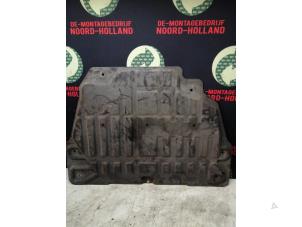 Gebruikte Beschermplaat bodem Landrover Serie Prijs € 50,00 Margeregeling aangeboden door Demontagebedrijf Noord-Holland