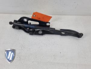 Gebruikte Achterklep Scharnier BMW 3 serie (E90) 318i 16V Prijs € 24,20 Inclusief btw aangeboden door Vollux Carparts B.V.
