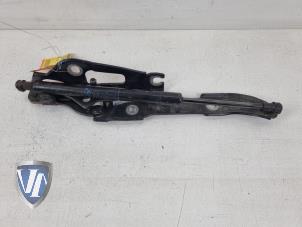 Gebruikte Achterklep Scharnier BMW 3 serie (E90) 320i 16V Prijs € 24,20 Inclusief btw aangeboden door Vollux Carparts B.V.