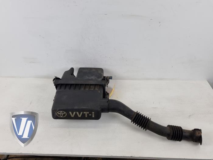 Gebruikte Luchtfilterhuis Toyota Yaris (P1) 1.0 16V VVT-i Prijs € 20,00 Margeregeling aangeboden door Vollux Carparts B.V.