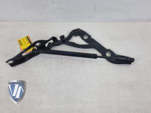 Gebruikte Achterklep Scharnier BMW 3 serie (E90) 320i 16V Prijs € 30,25 Inclusief btw aangeboden door Vollux Carparts B.V.