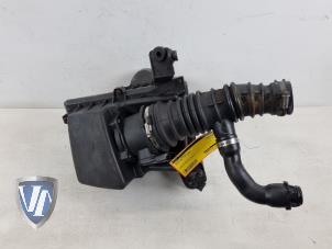 Gebruikte Luchtfilterhuis Volvo C30 (EK/MK) 1.6 D 16V Prijs € 60,50 Inclusief btw aangeboden door Vollux Carparts B.V.