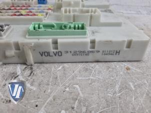 Central electronic module van een Volvo V40 (MV) 1.6 D2 2012