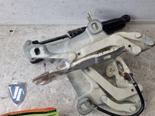 Gebruikte Motorkap Scharnier BMW 3 serie (E93) 320i 16V Corporate Lease Prijs € 60,50 Inclusief btw aangeboden door Vollux Carparts B.V.