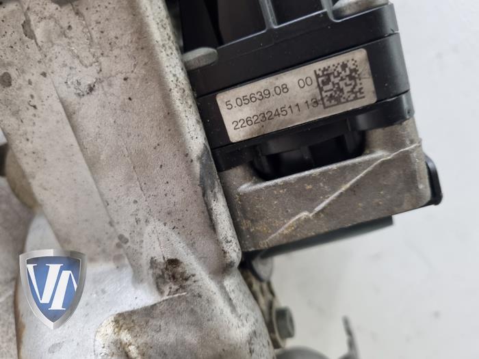 Uitlaat gasklep (EGR) van een Volvo V40 (MV) 1.6 D2 2015
