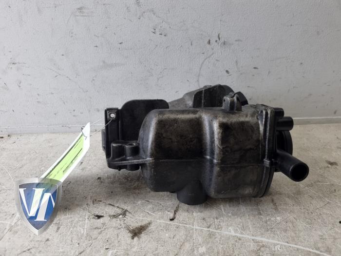 Używane Oliefilterhuis Volvo XC90 I 2.4 D5 20V Cena € 48,40 Z VAT oferowane przez Vollux Carparts B.V.