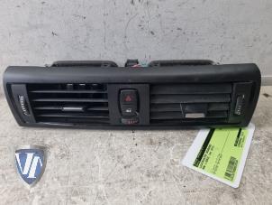Gebruikte Luchtrooster Dashboard BMW 1 serie (F20) 118d 2.0 16V Prijs € 60,49 Inclusief btw aangeboden door Vollux Carparts B.V.