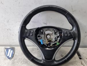Gebruikte Stuurwiel BMW 1 serie (E81) 118i 16V Prijs € 100,00 Margeregeling aangeboden door Vollux Carparts B.V.